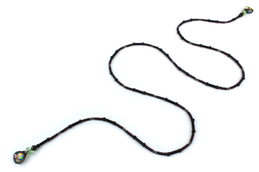 Lariat aux reflets de Cristal vert en perles d’Onyx – Élégance Mystique et Intemporelle