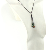 Lariat con reflejos de cristal verde y cuentas de Onyx