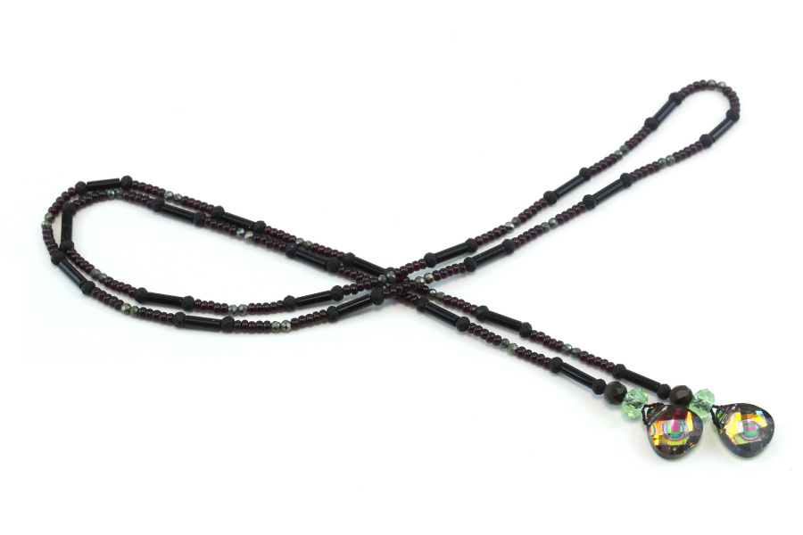 Lariat aux reflets de Cristal vert en perles d’Onyx – Élégance Mystique et Intemporelle