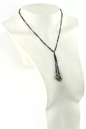 Lariat con reflejos de cristal verde y cuentas de Onyx