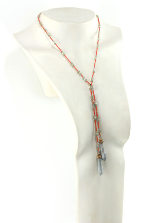 Lariat contrasté en perles naturelles – Bijou intemporel et inspirant