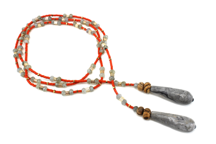 Lariat contrasté en perles naturelles – Bijou intemporel et inspirant