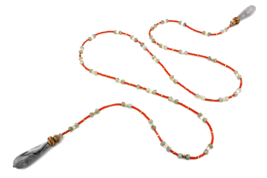 Lariat contrasté en perles naturelles – Bijou intemporel et inspirant