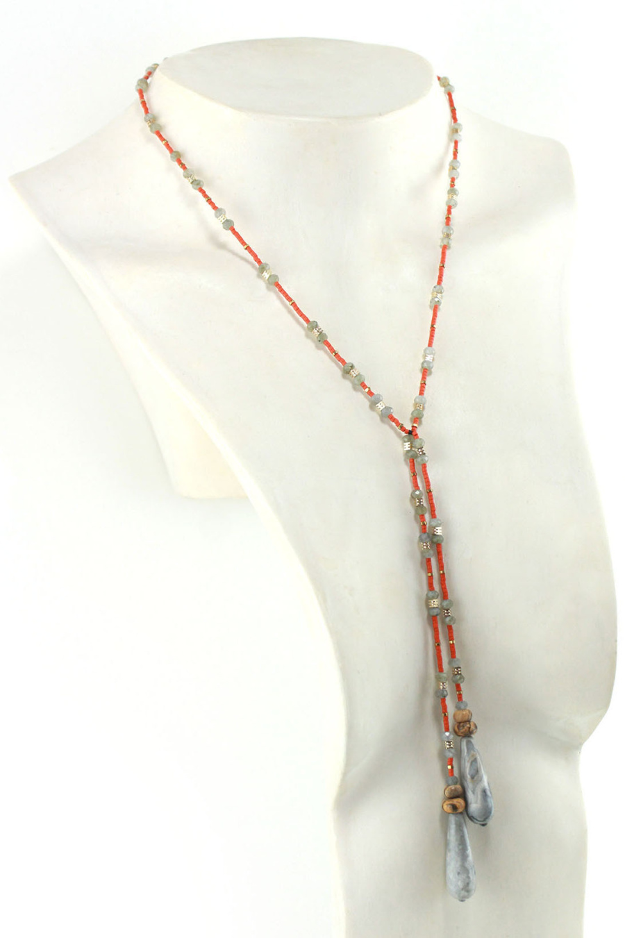 Lariat contrasté en perles naturelles – Bijou intemporel et inspirant