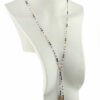 Collier lariat qui scintille de tous ses éclats grâce à son jeu de couleurs