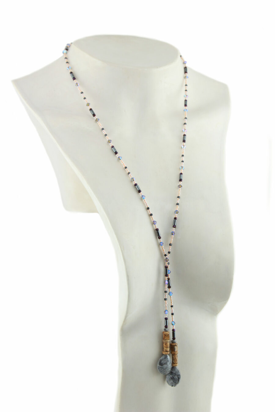Collier lariat qui scintille de tous ses éclats grâce à son jeu de couleurs