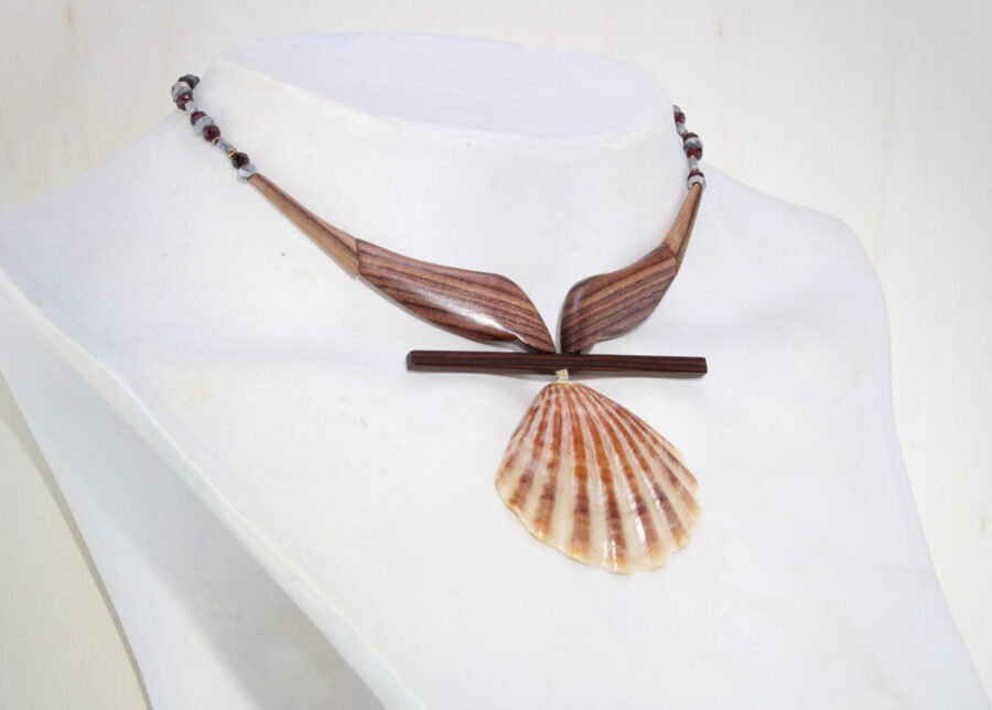 Ras-de-cou artisanale Violete avec coquillage beige et bois sculpté, élégance naturelle.