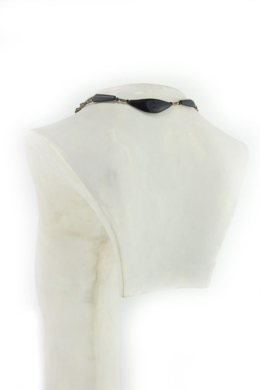 Le fermoir noir sur un buste vu de dos