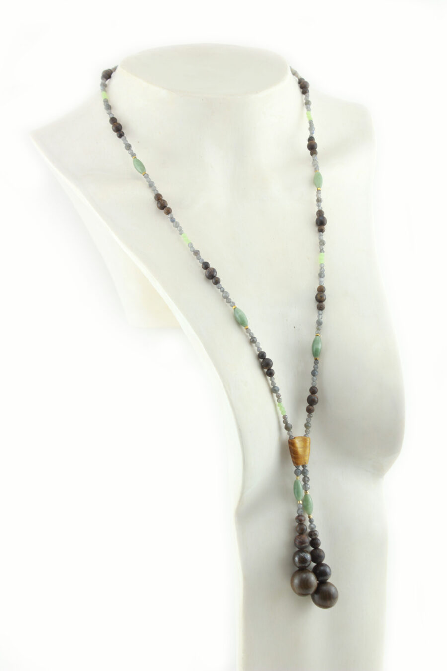 Sautoir élégant en bois précieux et perles naturelles. Pièce intermédiaire jaune et dessins de perles double pendant grises et vertes, avec une alternance de formes olive et ronde