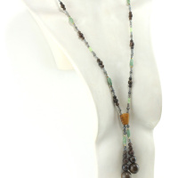 Collar largo de madera de Movingui y cuentas de cianita, una pieza elegante y única de joyería artesanal.