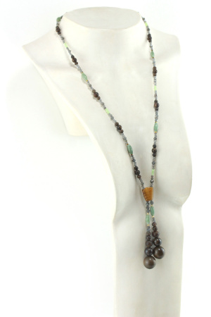 Sautoir en bois de Movingui et perles de Kyanite, bijou artisanal élégant et unique.