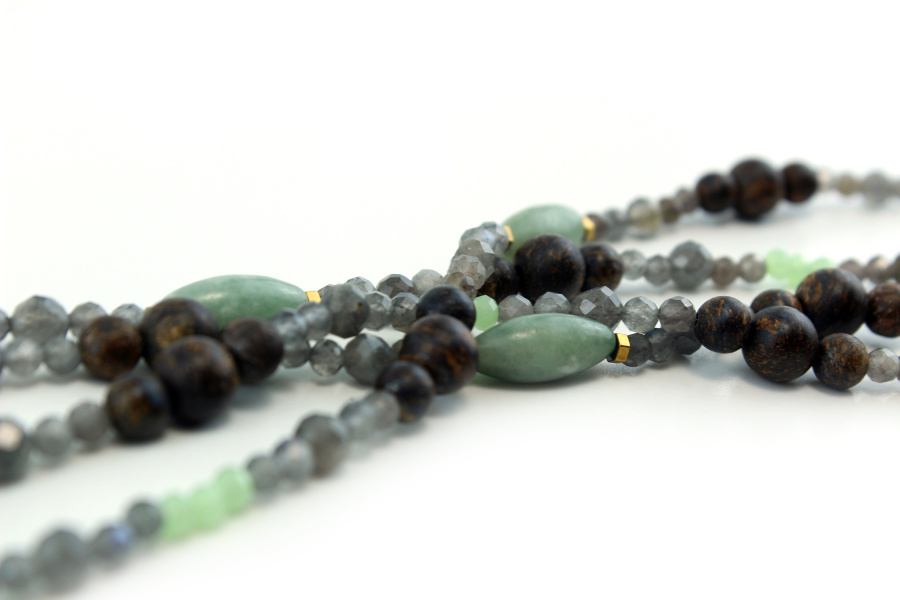 Elegante collar largo de madera y perlas