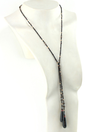 Elegante collar de piedras naturales: armonía mística y orgánica