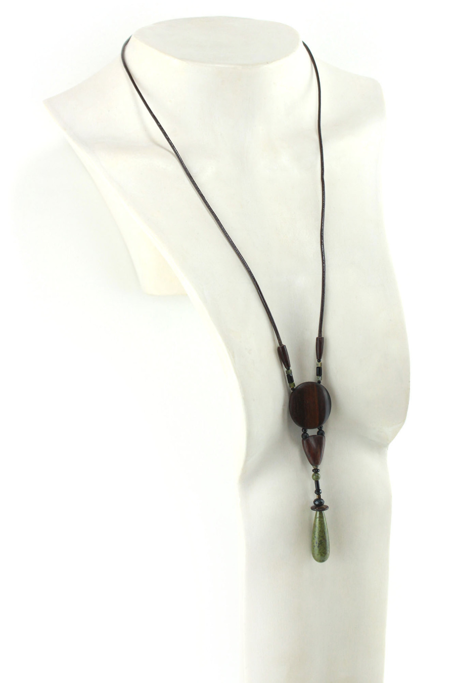 Sautoir en bois sculpté & perles naturelles : cordon en cuir avec pendant ethnique, un cercle sculpté en bois marron relié par des perles noires à une pièce en bois bombée marron, reliée à une suite de perles qui se terminent par une pierre verte d'Unakite