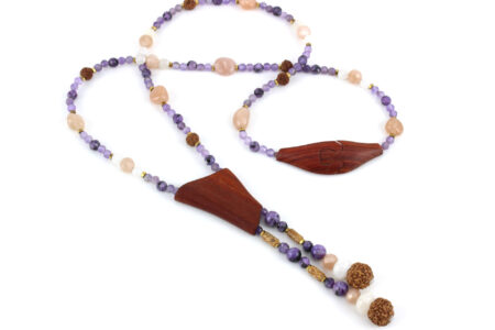 Collier bohème en améthyste et bois, bijou unique fait main aux teintes naturelles.