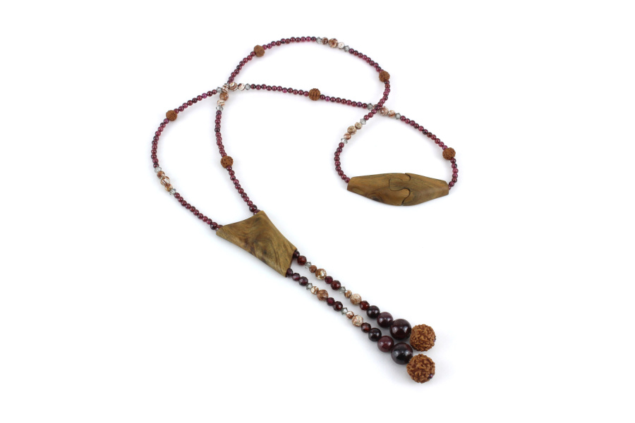 Élégante cravate en bois de Palo Santo avec grenat, bijou unique fait main.