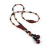 Collier en bois de padouk, fait main, un bijou unique aux couleurs naturelles.