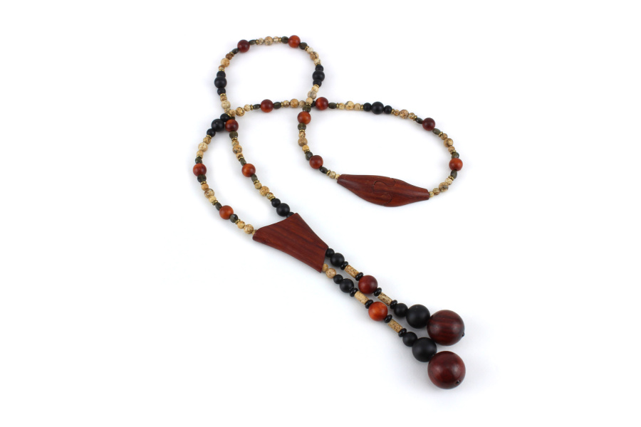 Collier en bois de padouk, fait main, un bijou unique aux couleurs naturelles.