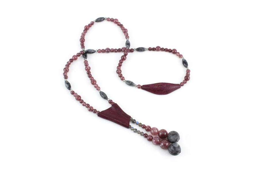 Collier en amarante avec perles en labradorite, bijou fait main élégant et moderne.