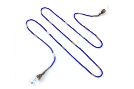 Collier en hématite et cristal bleu, bijou fait main alliant élégance et créativité.