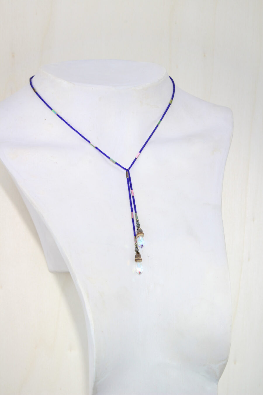 Écharpe en hématite avec pendentif coloré, moderne et boho pour toutes les occasions.