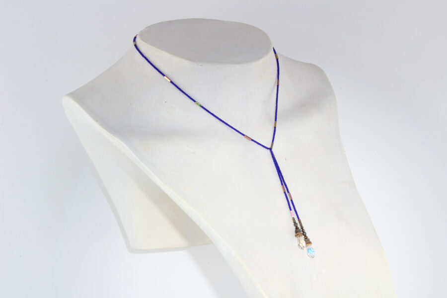 Élégant collier en cordon bleu avec pendentif et perles, artisanat en hématite.