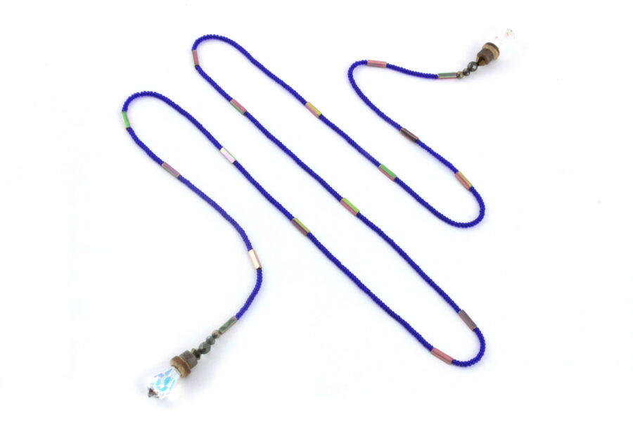 Collier en hématite et cristal bleu, bijou fait main alliant élégance et créativité.