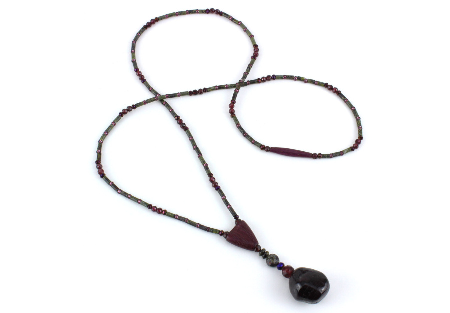 Lavallière en jaspe avec pendentif élégant et perles colorées, bijou fait main unique.