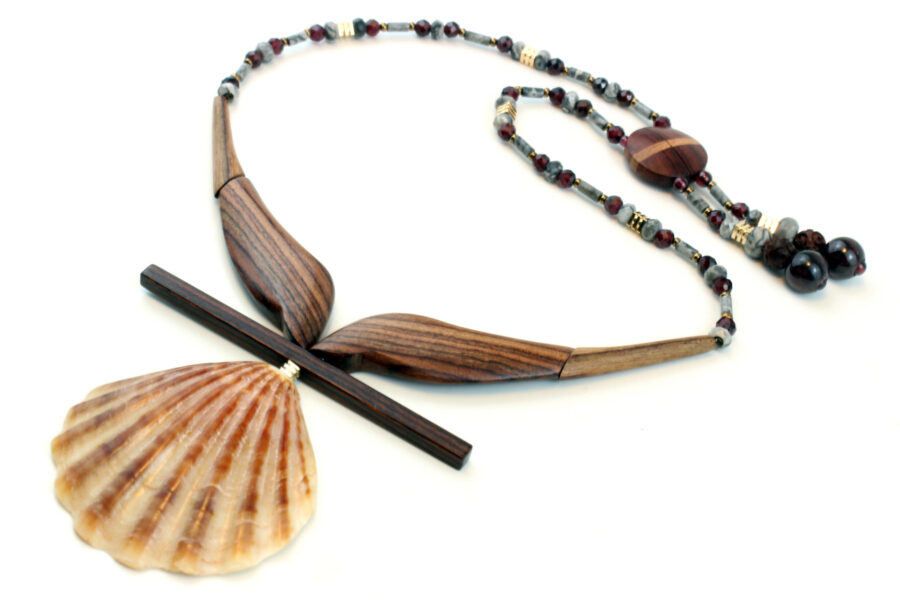Collier nature en bois de Violette et nacre